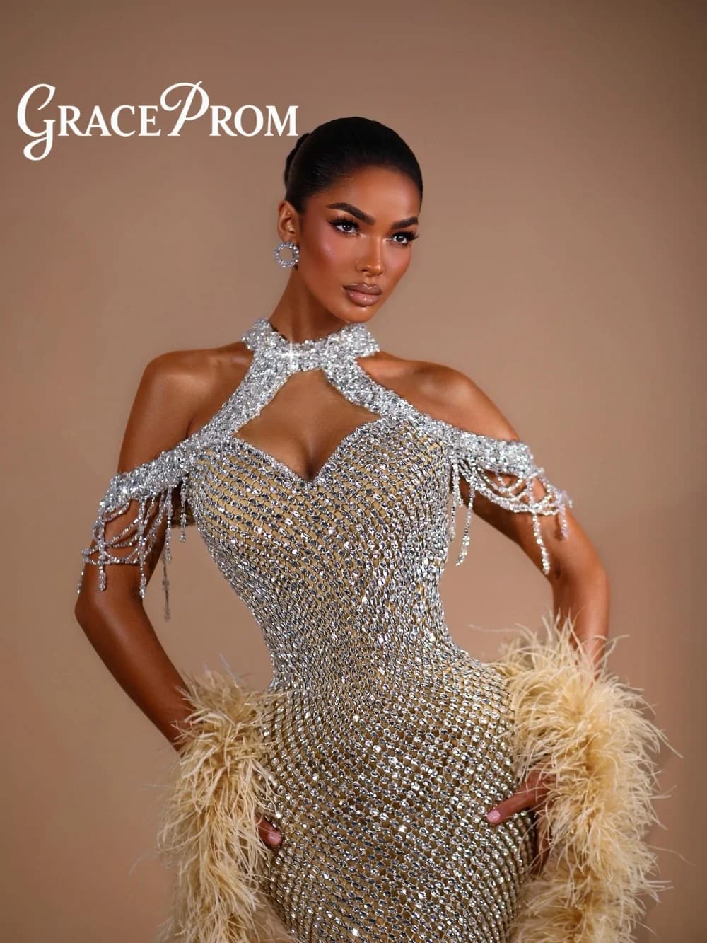 GraceProm Glamorous Halter-Neck Evening Dress Cutout Carpet Gown Stylish Feather Trim Floor-Length Party Gown robes de soirée