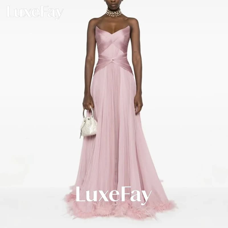 LuxeFay Customized Pink Feathers Evening Dress Formal Strapless Sleeveless Chapel Train Gown Luxury Pleat Special Occasion Dress