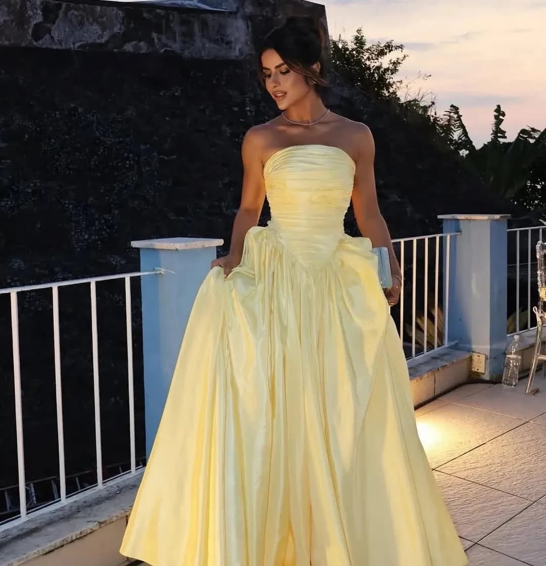 Elegant Yellow Evening Formal Dress 2026 Strapless Pleats A-line Satin Long Prom Pageant Party Gowns Arabic Dubai Vestidos